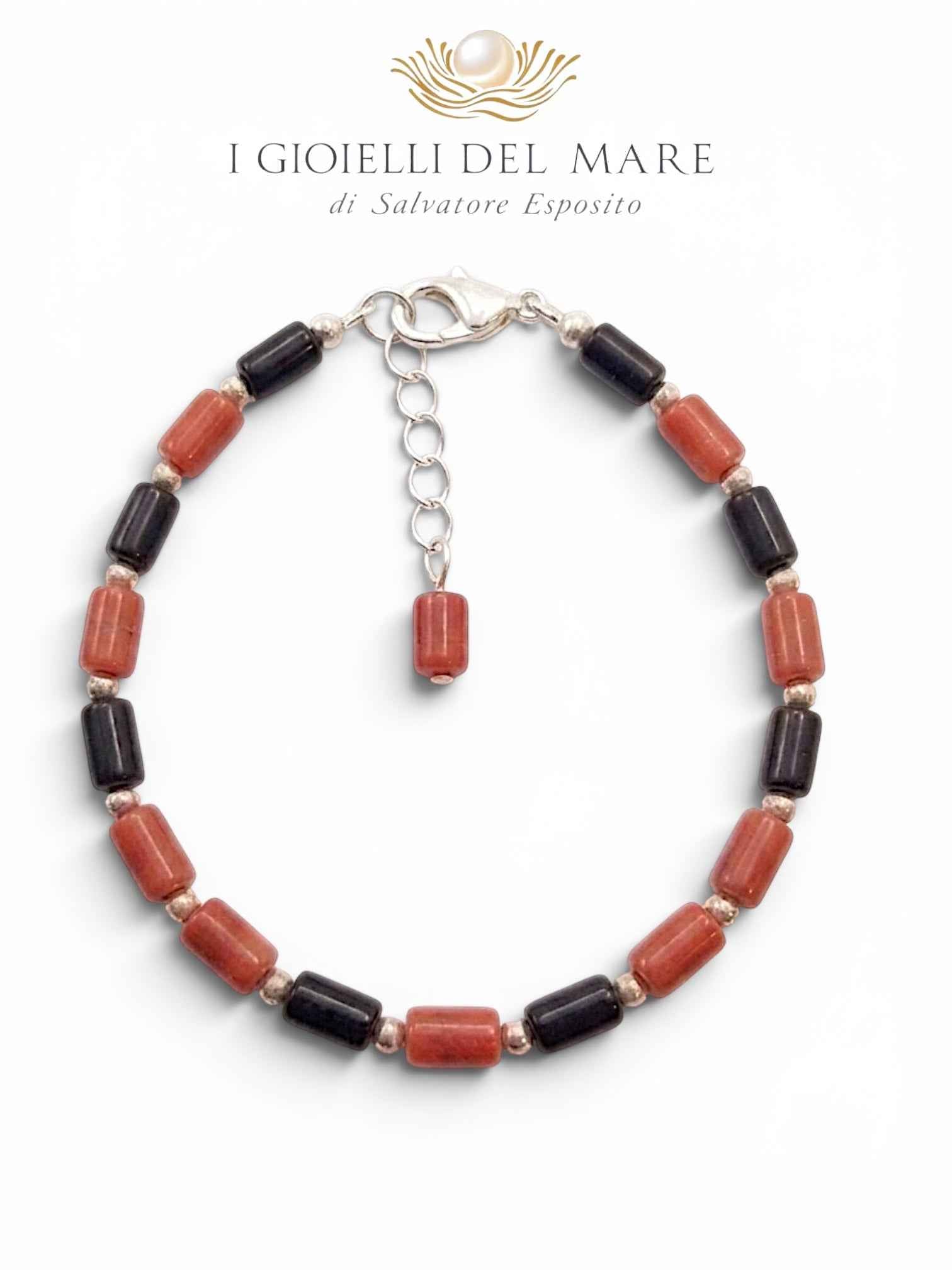Bracciale uomo in corallo bamboo e onice montato in argento, su sfondo bianco