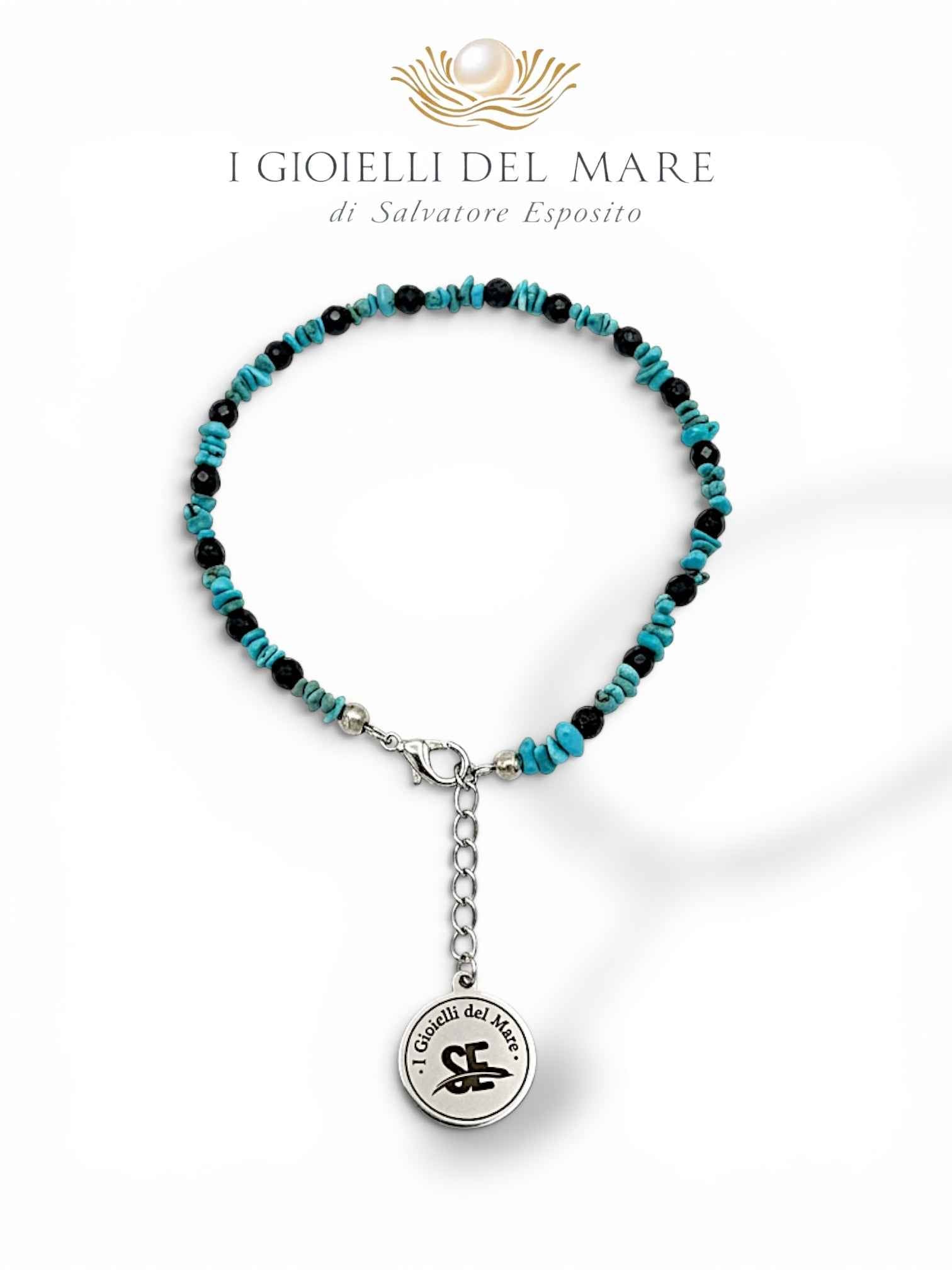 Dettaglio delle pietre di turchese autentico e onice sfacettato del bracciale artigianale italiano