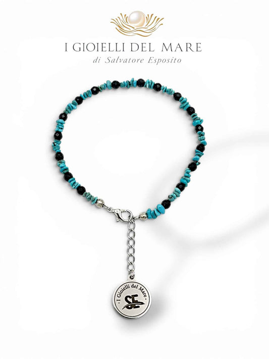 Dettaglio delle pietre di turchese autentico e onice sfacettato del bracciale artigianale italiano