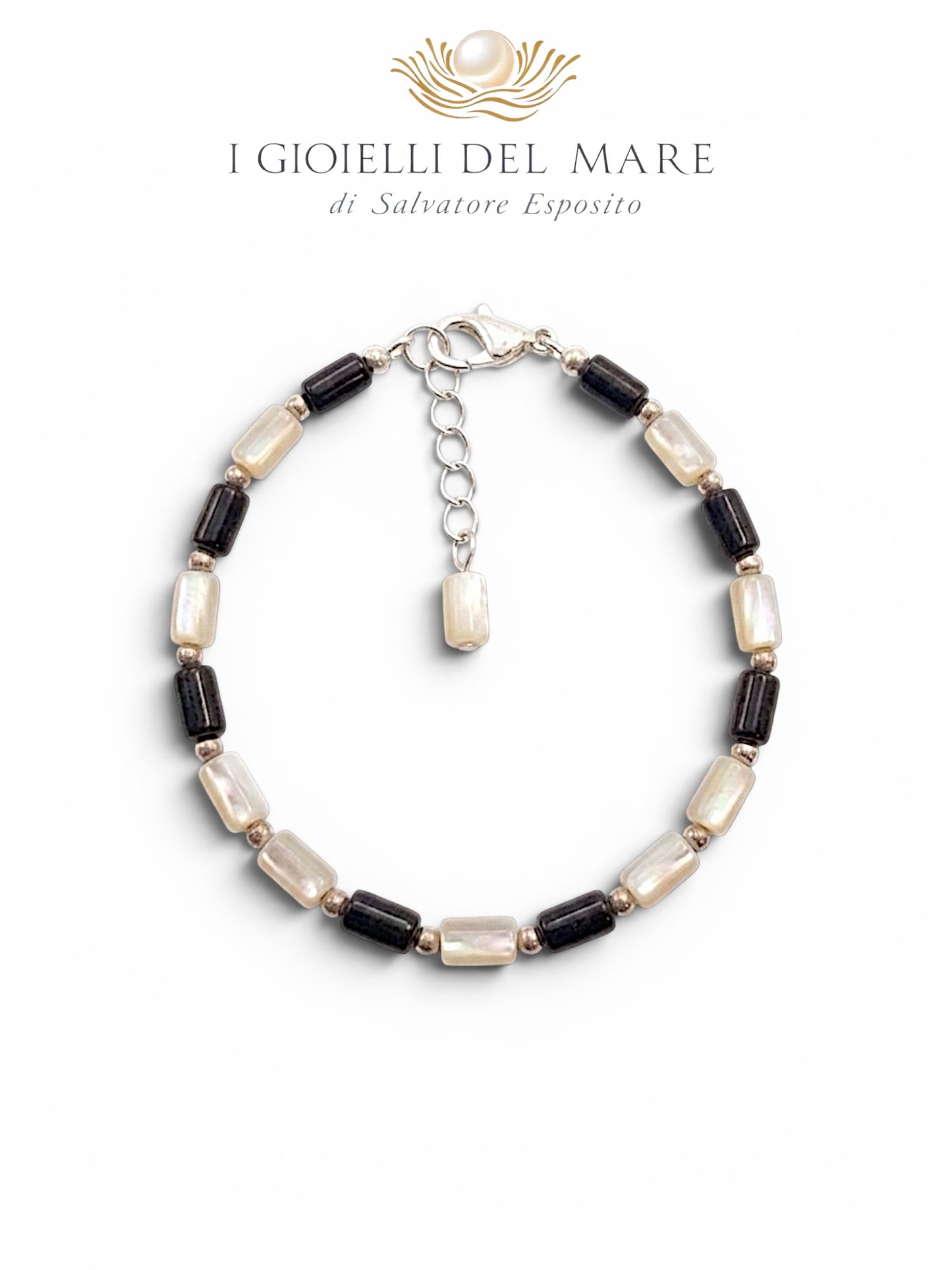 Bracciale uomo in onice e madreperla montato in argento, su sfondo bianco