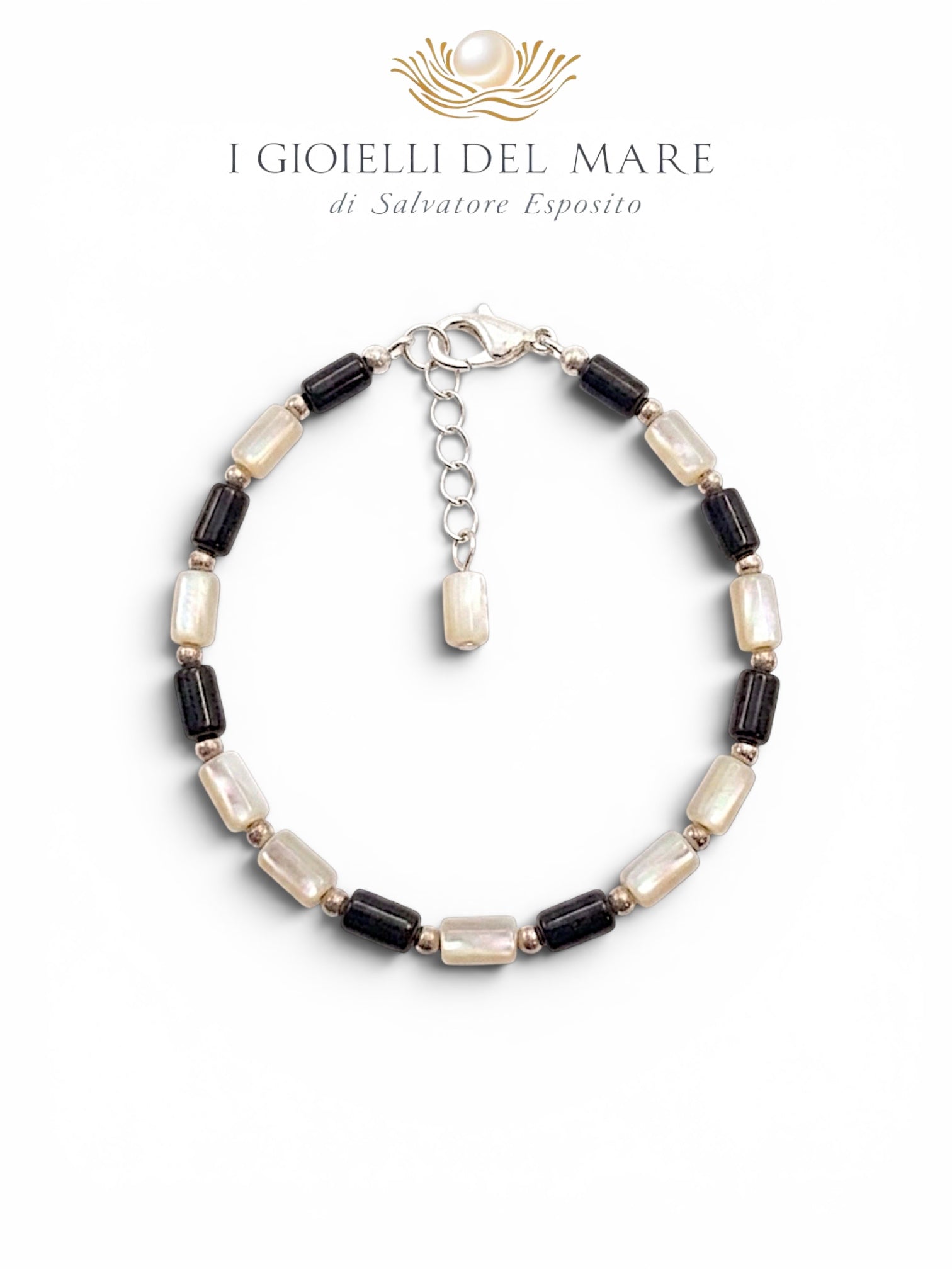 Bracciale uomo in onice e madreperla montato in argento, su sfondo bianco
