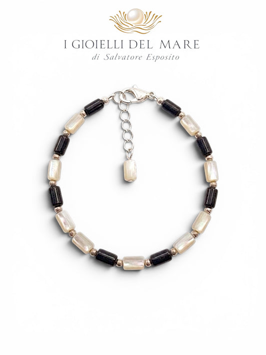 Bracciale uomo in onice e madreperla montato in argento, su sfondo bianco
