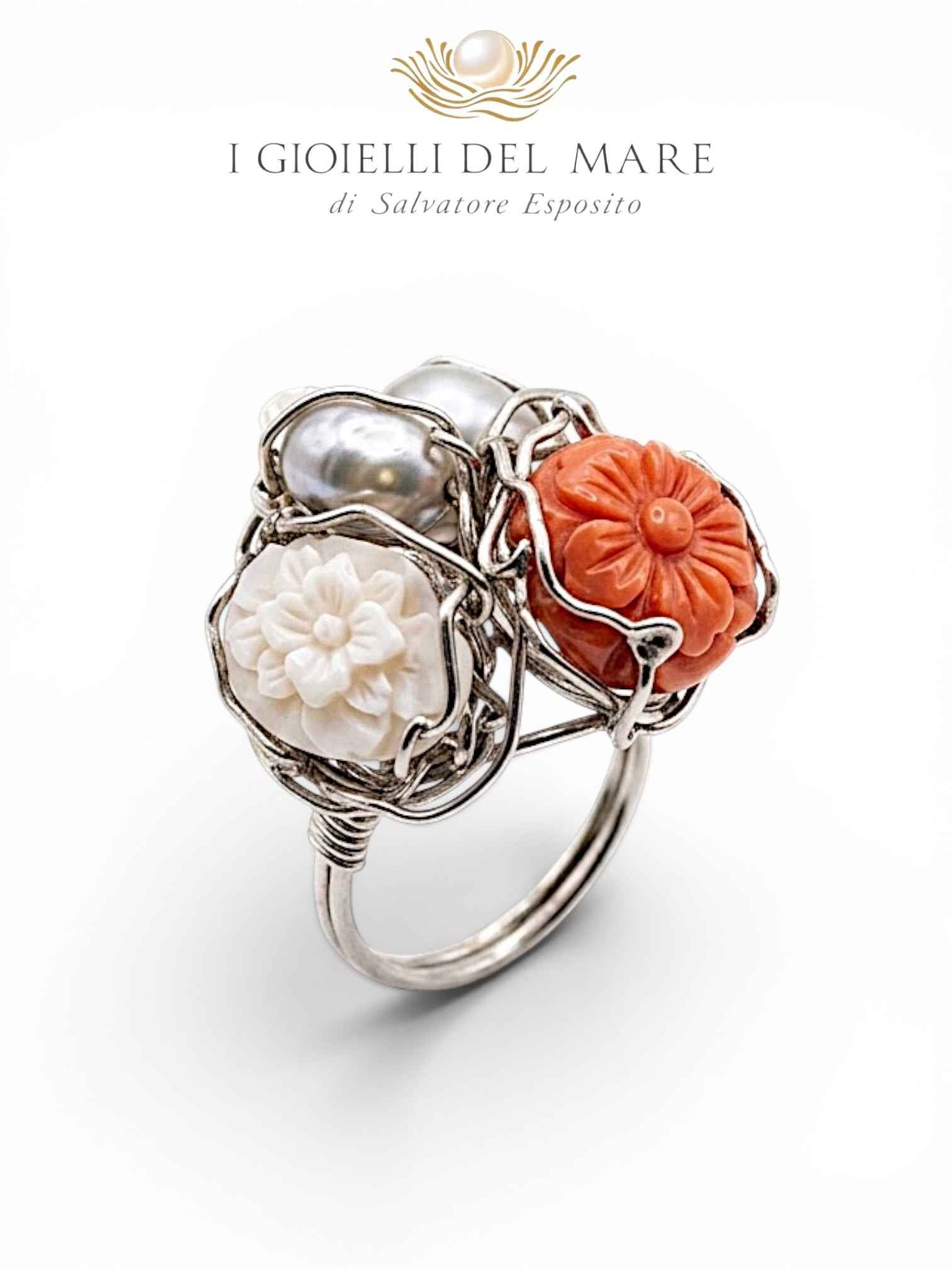 Anello fiore artigianale in argento con corallo rosso, corallo rosa e perla coltivata grigia - I Gioielli del Mare