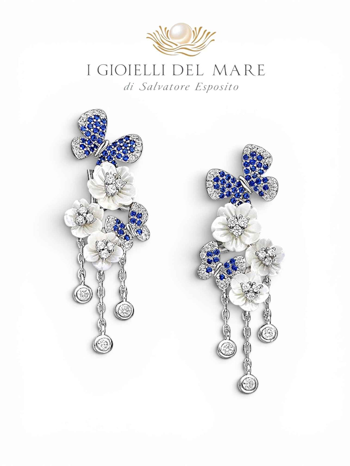 Orecchini pendenti floreali in madreperla con zirconi blu e bianchi in argento rodiato – I Gioielli del Mare