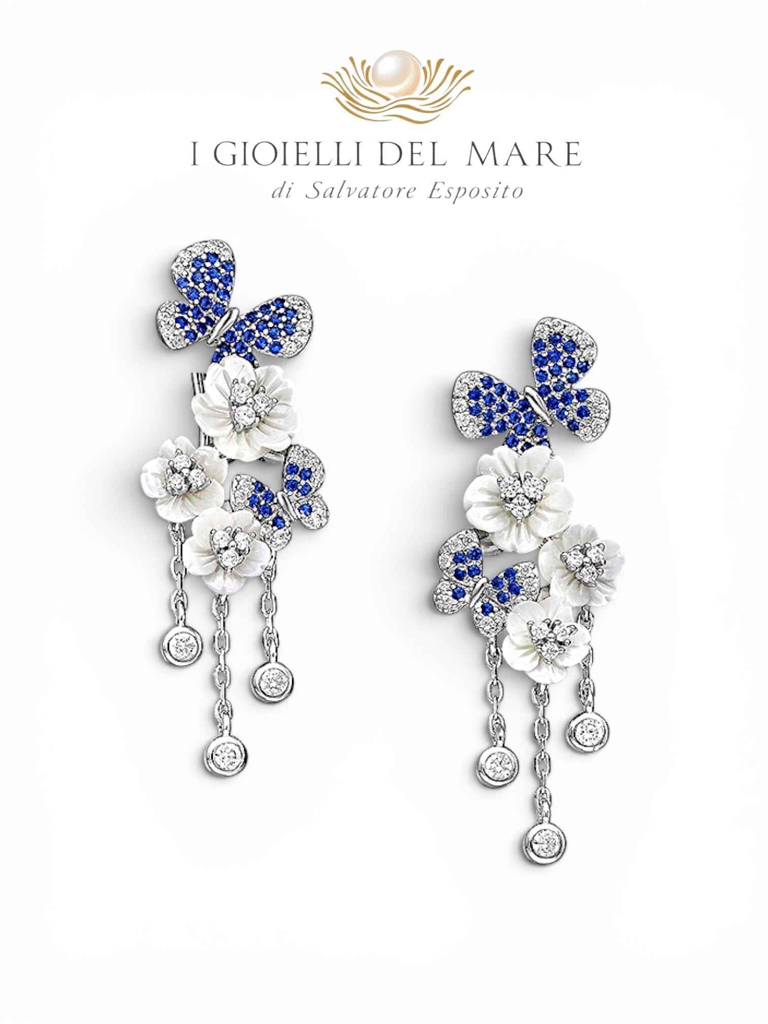 Orecchini pendenti floreali in madreperla con zirconi blu e bianchi in argento rodiato – I Gioielli del Mare