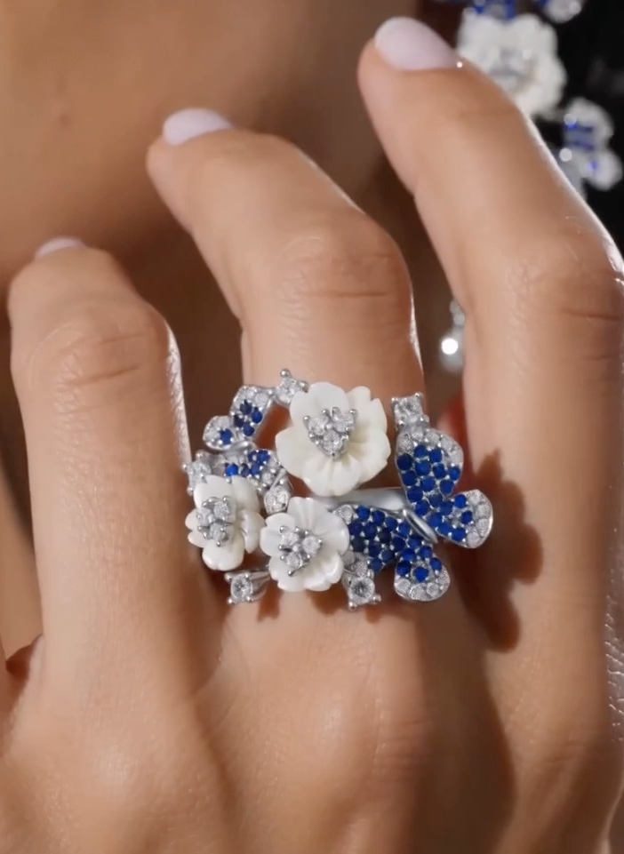 Anello fiori madreperla e zirconi blu indossato, gioielli artigianali made in Italy