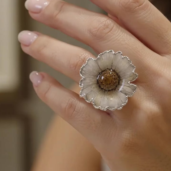 Anello Margherita in argento indossato