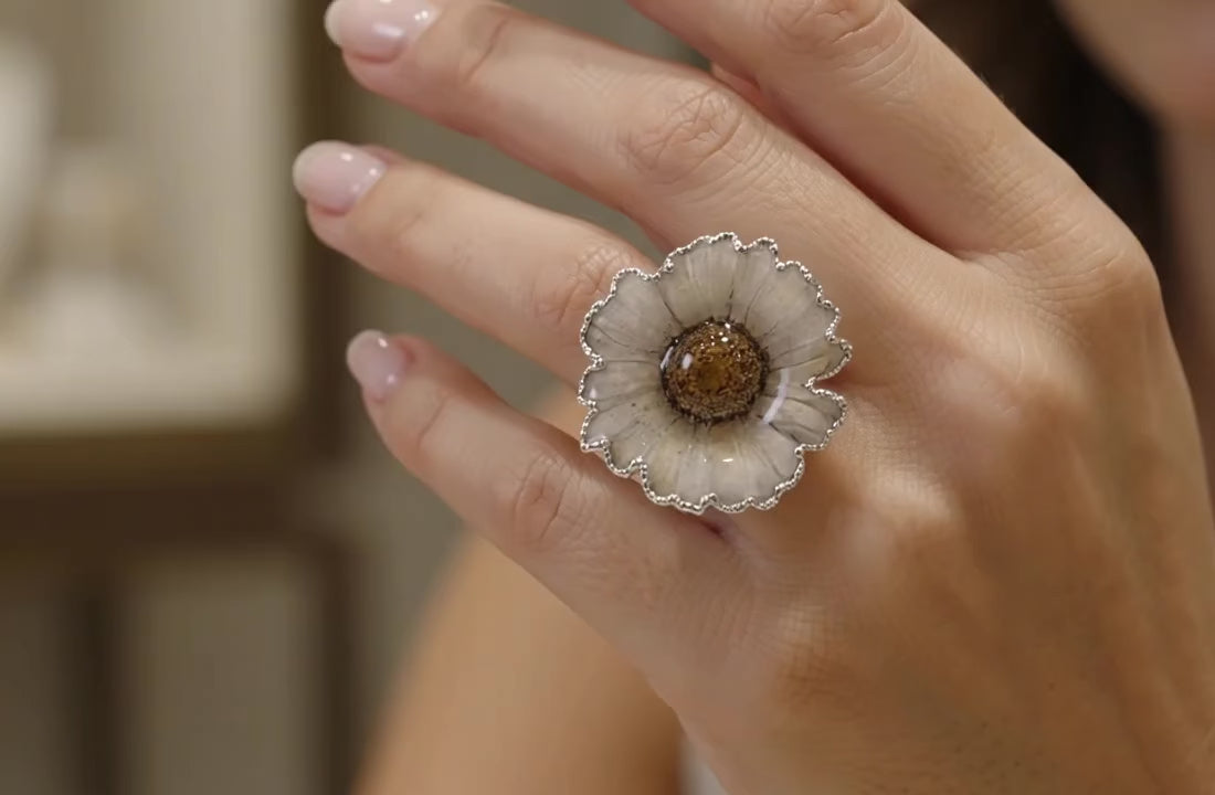 Anello Margherita in argento indossato