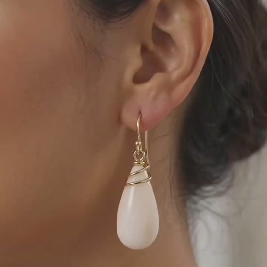 Orecchini goccia conchiglia rosa indossati, stile costiero elegante – I Gioielli del Mare