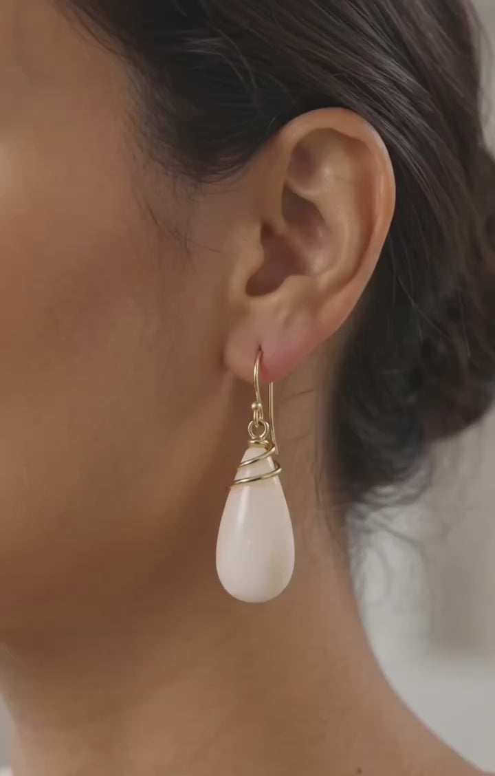Orecchini goccia conchiglia rosa indossati, stile costiero elegante – I Gioielli del Mare