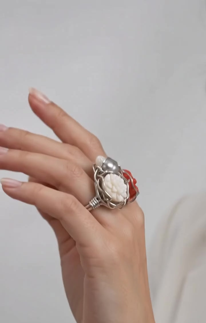 Video anello fiore in corallo rosso, rosa e perla grigia coltivata in argento - artigianato Made in Italy