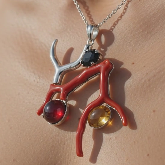 Ciondolo ramo corallo Sardegna in argento e pietre semipreziose indossato su collo femminile, gioiello artigianale italiano | I Gioielli del Mare