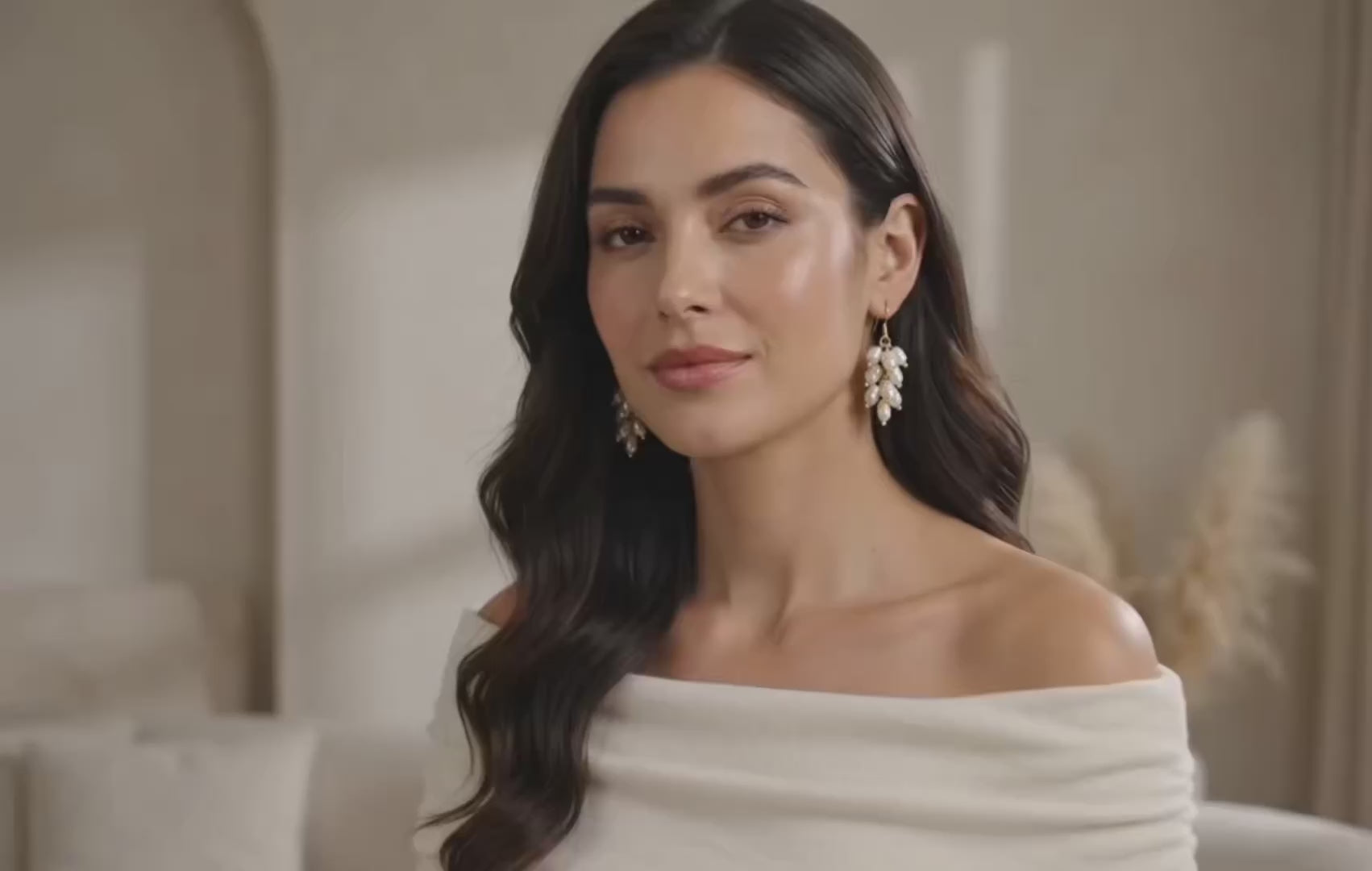 Orecchini perle indosatti dalla modella