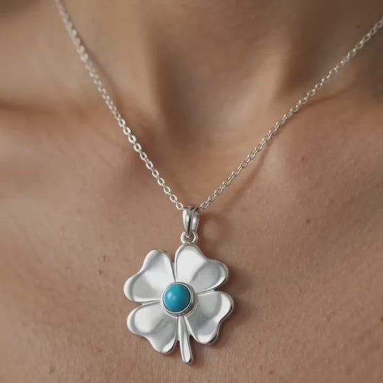 Video Ciondolo artigianale a forma di quadrifoglio in argento 925 con pietra dura – Made in Italy

