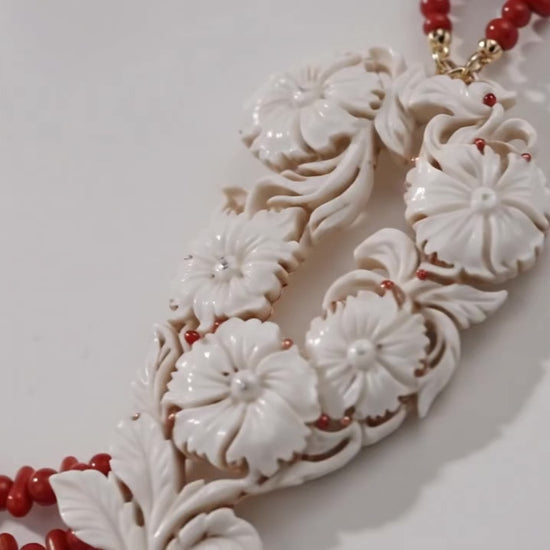 Collana in corallo rosso della Sardegna indossata – gioiello artigianale italiano per occasioni speciali