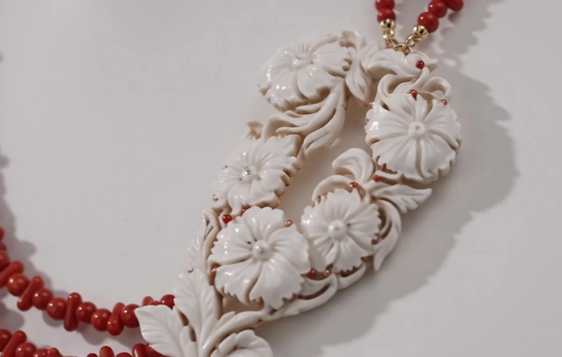Collana in corallo rosso della Sardegna indossata – gioiello artigianale italiano per occasioni speciali