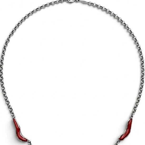 Collana in argento con corallo naturale indossata su collo femminile, stile costiero di lusso artigianale italiano | I Gioielli del Mare