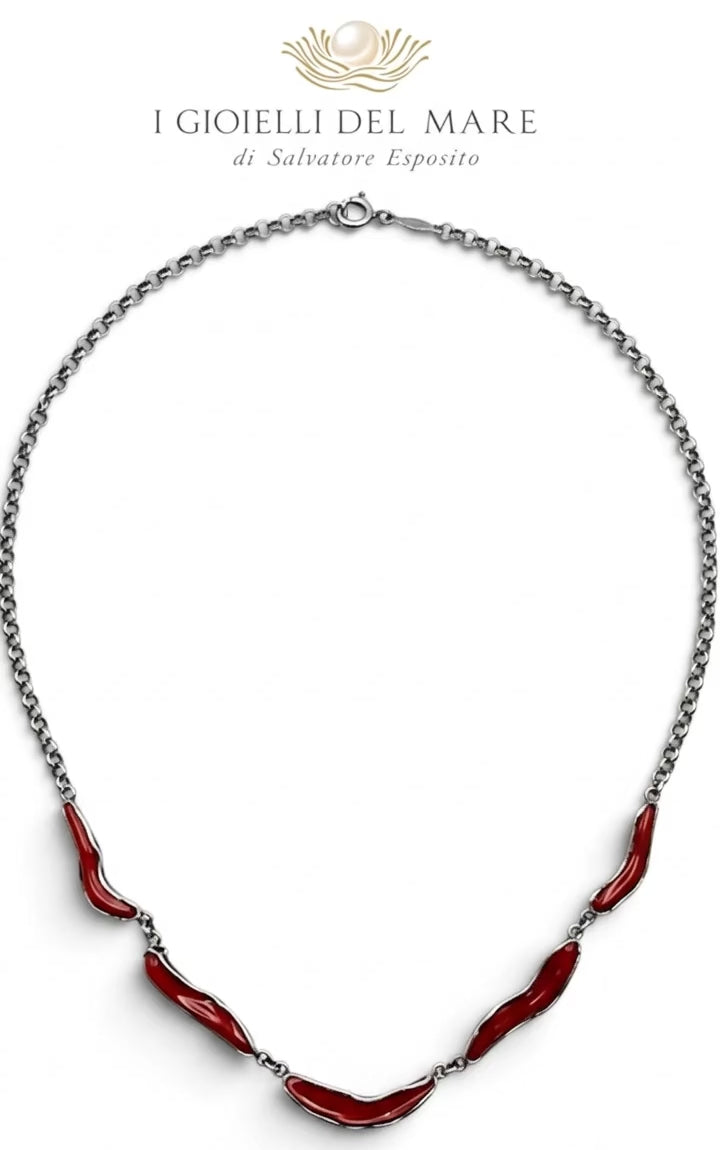 Collana in argento con corallo naturale indossata su collo femminile, stile costiero di lusso artigianale italiano | I Gioielli del Mare
