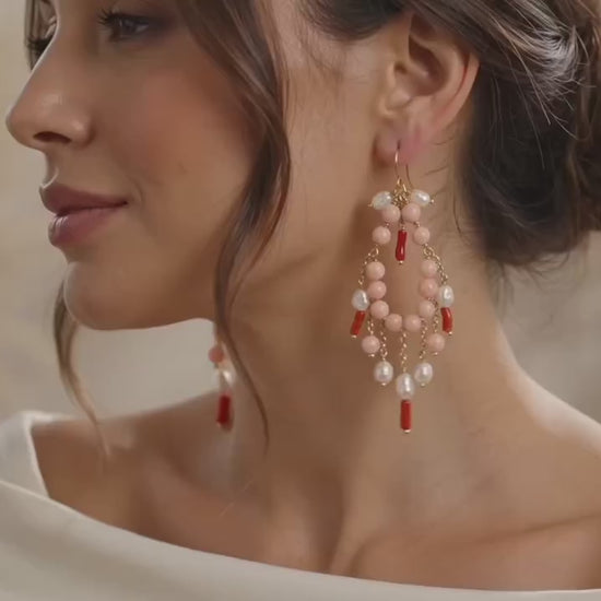     Orecchini lunghi corallo rosa e perle di acqua dolce indossati – gioielli artigianali italiani