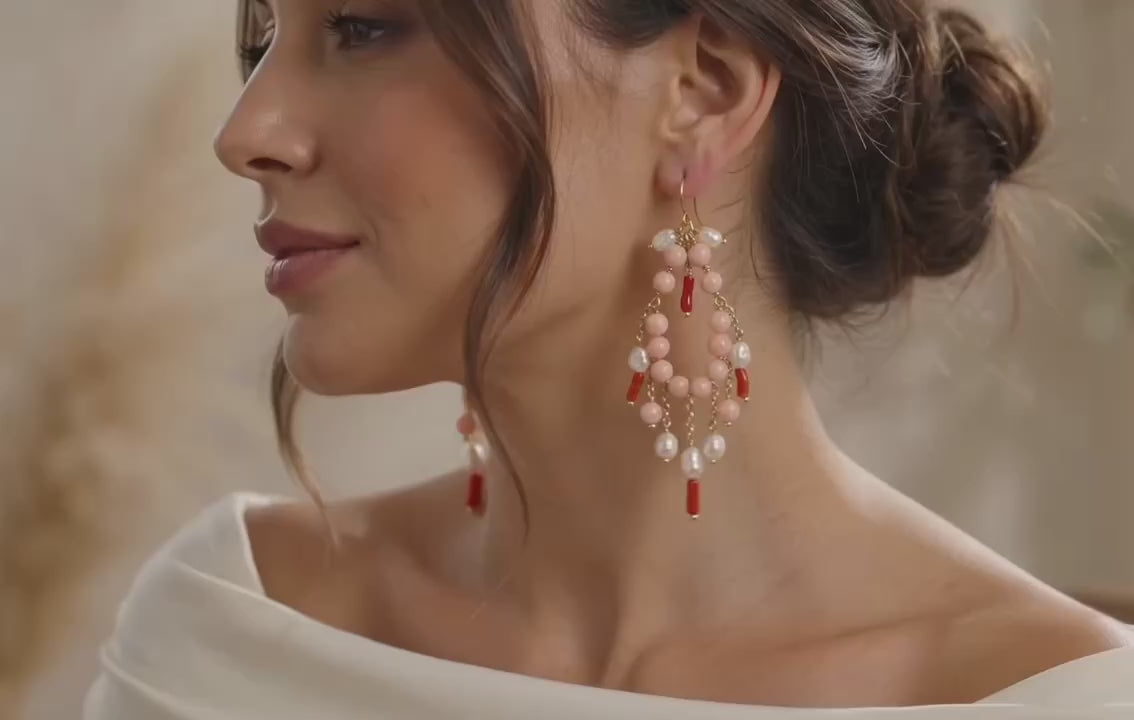     Orecchini lunghi corallo rosa e perle di acqua dolce indossati – gioielli artigianali italiani