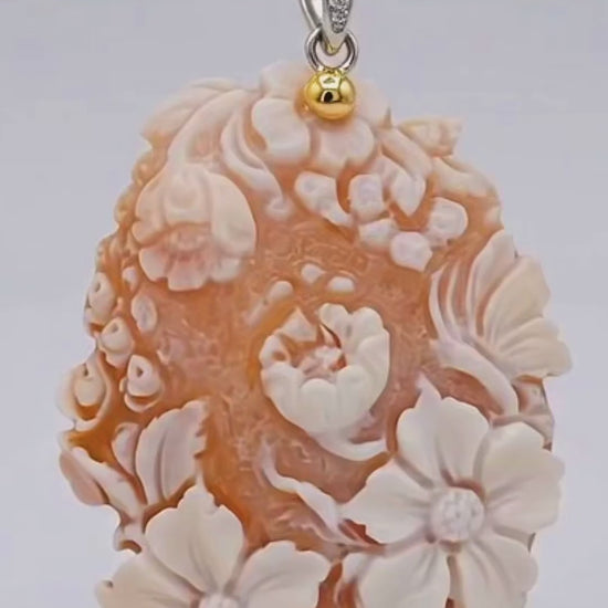 Ciondolo cammeo fiore indossato in argento con catenina