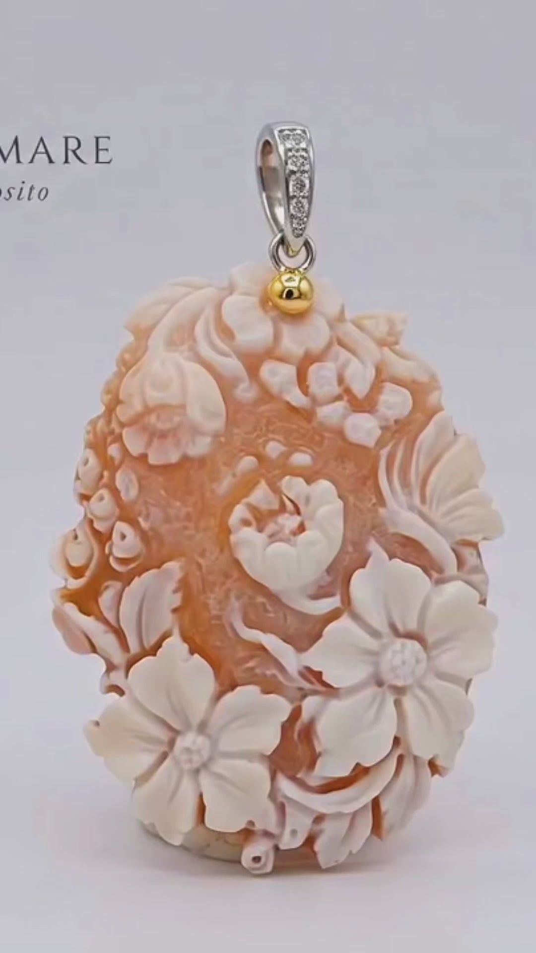 Ciondolo cammeo fiore indossato in argento con catenina