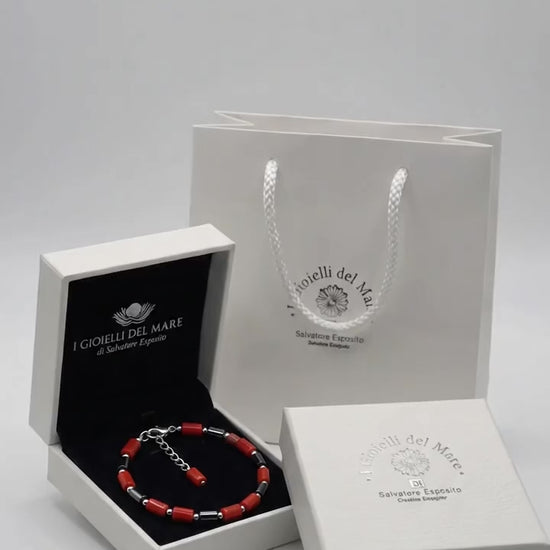Video bracciale uomo in onice e madreperla in argento indossato, gioiello artigianale italiano 