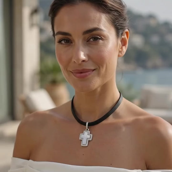 Video collier croce in madreperla e zaffiri bianchi in argento – dettaglio luce e movimento del pendente