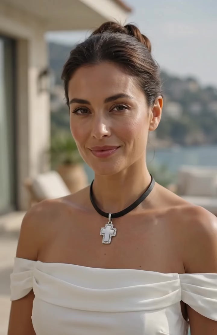 Video collier croce in madreperla e zaffiri bianchi in argento – dettaglio luce e movimento del pendente